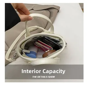 Capacité interne du mini sac seau blanc avec bordure en perles et espace de rangement