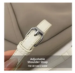 Détail de la bandoulière réglable en cuir blanc avec boucle en métal argenté élégante