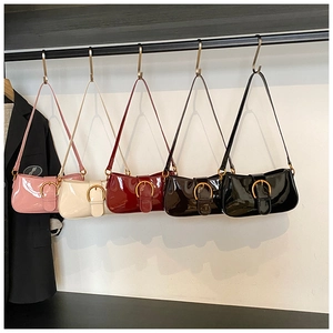 Détails des sacs sous les bras en forme de croissant en rose, beige, bordeaux, brun et noir