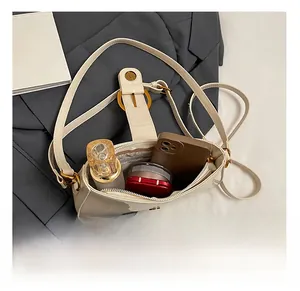 Vue de dessus du sac crème montrant l'espace intérieur pour téléphone et cosmétiques