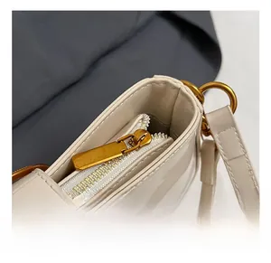 Gros plan détaillé de la surface en cuir verni crème et du zip doré haute qualité