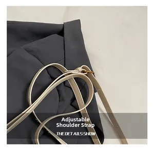 Détail de la bandoulière réglable en cuir beige avec boucle métallique de qualité