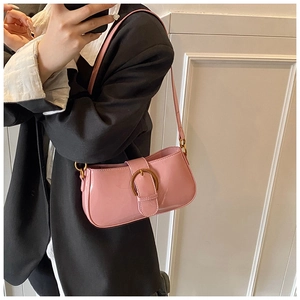 Vue détaillée du sac bandoulière en cuir verni rose avec grande boucle vintage en bronze