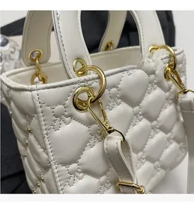 Détails d'un sac à main en cuir blanc matelassé avec garnitures métalliques dorées chic