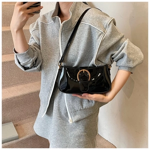Sac croissant en cuir verni noir chic avec une boucle en fer à cheval dorée