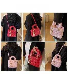 Mini sacs à main matelassés rouge et rose avec clous dorés portés sous différents angles