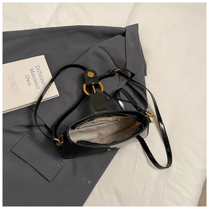 Vue de dessus du sac en cuir verni noir montrant l'intérieur spacieux et les dorures