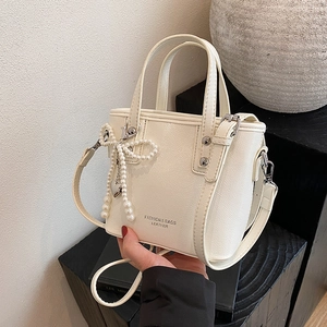 Sac seau en cuir crème chic avec breloque nœud perlé et bandoulière réglable