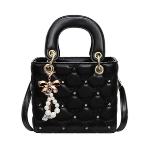 Sac à main noir matelassé avec clous étoiles dorées et pendentif perle élégant