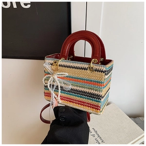 Détail du sac à main tissé multicolore avec poignées en cuir et breloque en perles
