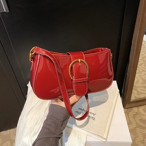 Sac baguette en cuir verni rouge avec boucle fer à cheval dorée et fine bandoulière