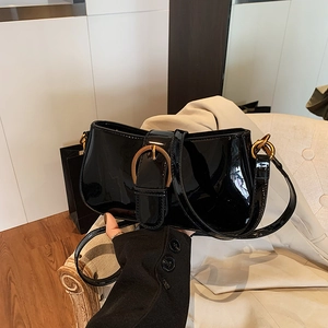 Sac baguette en cuir verni noir brillant avec boucle dorée vintage et bandoulière fine