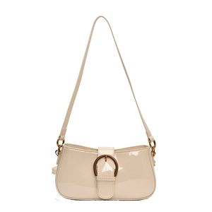 Sac sous le bras en cuir verni beige avec boucle fer à cheval en cuivre vintage