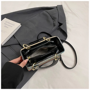 Sac à bandoulière en paille tissée colorée avec bordure en cuir noir et anneaux dorés