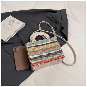 Détail du sac à bandoulière tissé main coloré avec lanières et base en cuir beige