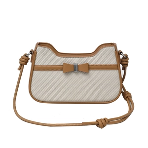Sac bandoulière rétro en toile crème avec finitions en cuir marron et détail de nœud