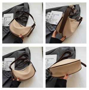 Dettaglio della pelle martellata e del bordo marrone su una borsa a mezzaluna beige