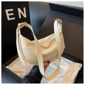 Dettaglio della borsa hobo in pelle grana litchi bianco crema con fibbia dorata