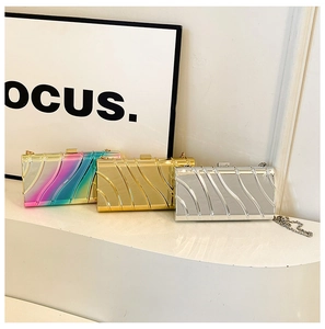 Détail des pochettes de soirée en acrylique avec texture ondulée en or argent et arc-en-ciel