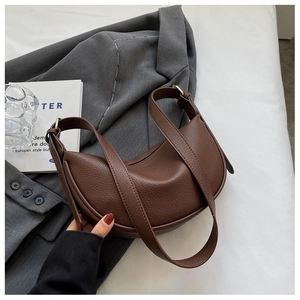 Dettaglio della borsa hobo in pelle martellata color caffè scuro con finiture dorate