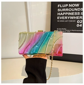 Détail de la pochette en acrylique dégradé avec texture 3D et chaîne dorée