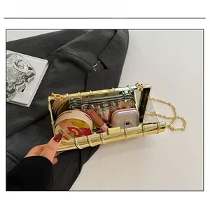 Détails de l'intérieur d'une pochette dorée texturée montrant l'espace pour maquillage