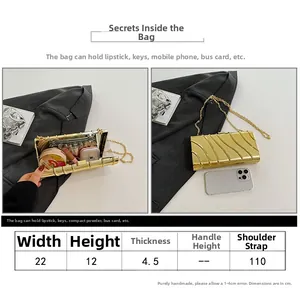 Guide des tailles pour pochette de soirée dorée avec bandoulière et vue intérieure