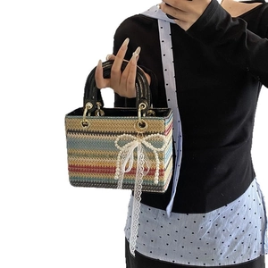 Sac Lady en paille arc-en-ciel avec nœud en dentelle et perles, style épaule tendance 2025