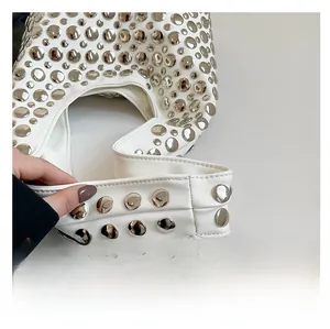 Detail eines breiten Schultergurts an einer weißen Leder-Punk-Tasche mit silbernen Nieten