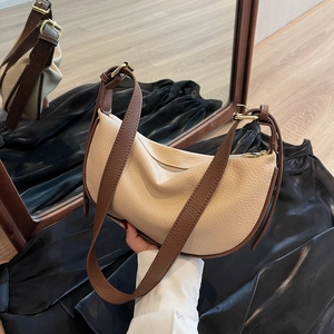 Elegante borsa a tracolla bicolore in pelle crema con cinturino marrone e dettagli oro