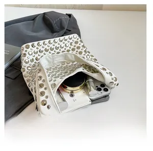 Draufsicht der weißen Hobo-Bag mit Nieten und Innenraum für Smartphone und Kosmetik