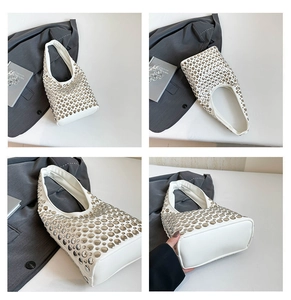 Detailansichten einer weißen Hobo-Tasche mit silbernen Nieten aus vier Perspektiven