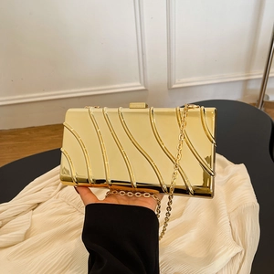 Pochette de soirée dorée à texture ondulée avec bandoulière chaîne et fermoir rectangulaire