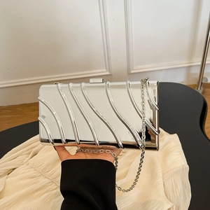 Pochette de soirée en acrylique argenté avec texture ondulée et fine bandoulière