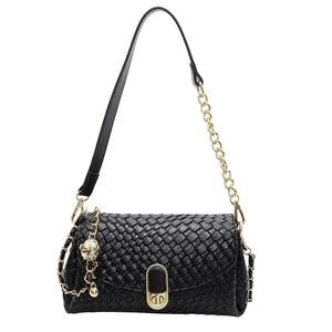 Sac bandoulière tissé noir avec chaîne dorée et fermoir rotatif en métal ovale