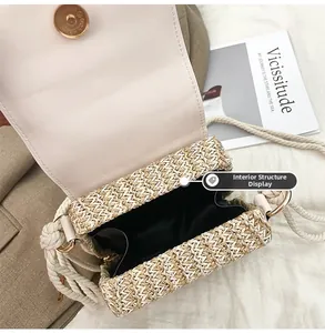 Dettaglio della mini borsa in paglia intrecciata con fodera nera e chiusura magnetica dorata