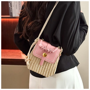 Dettaglio macro della patta in pelle rosa e trama intrecciata di una mini borsa