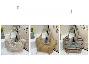 Sacs en paille en kaki, beige et rayures colorées avec des nœuds décoratifs