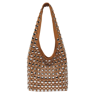 Braune Hobo-Schultertasche aus Kunstleder mit silbernen Nieten auf weißem Hintergrund