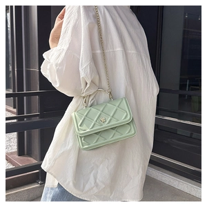 Borsa a tracolla verde menta trapuntata con logo a fiore e catena dorata