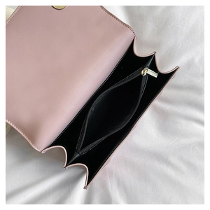 Dettaglio dell'interno della borsa trapuntata rosa chiaro con scomparti e chiusura magnetica