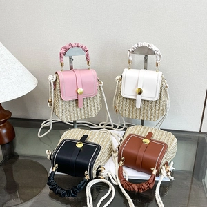 Mini borsa quadrata in paglia con patta in pelle e manico a treccia in quattro colori vivaci