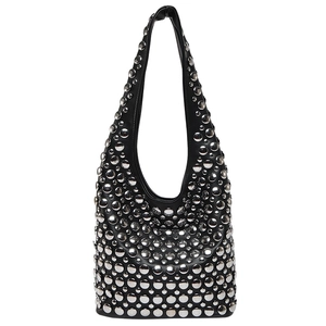 Modische schwarze Hobo-Tasche mit silbernen Nieten und rundem Tragegriff