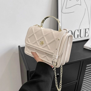 Borsa a tracolla trapuntata beige con chiusura a rosa dorata e manico metallico
