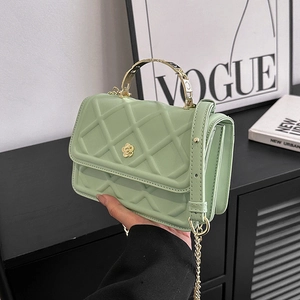 Borsa a tracolla trapuntata verde menta con chiusura a camelia e catena dorata