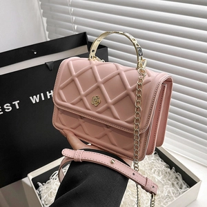Borsa a tracolla trapuntata rosa con chiusura a fiore dorato e manico in metallo