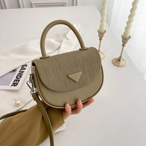 Schicke khakifarbene Satteltasche mit Leder-Patchwork und Dreiecks-Logo im Design