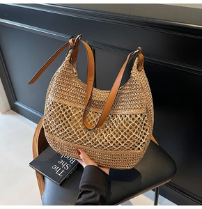 Detail der handgeflochtenen Strohtasche mit Lederriemen und Mesh-Struktur