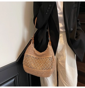 Detail der handgewebten Strohtasche mit Lochmuster und braunem Lederriemen