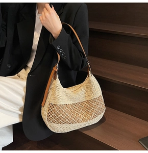 Detail der handgewebten Strohtasche mit Netzdesign und braunem Leder-Schultergurt